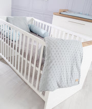 Lit bébé évolutif 'Nele' 70 x 140 cm, avec façades blanches et fraisages horizontaux
