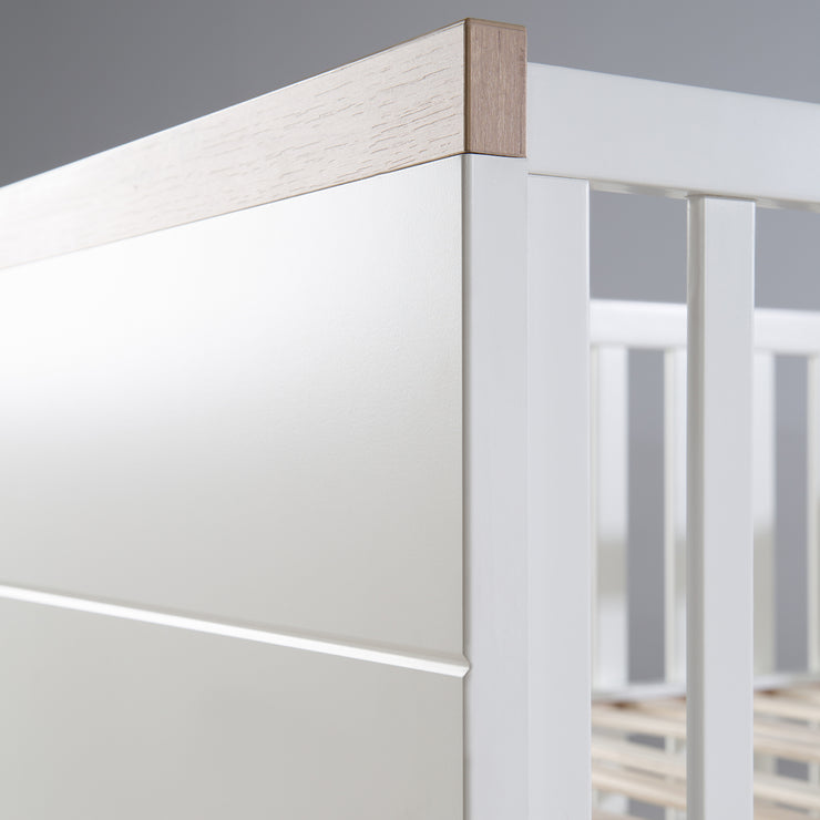 Cuna convertible 'Nele' 70 x 140 cm, con frentes blancos y fresados horizontales