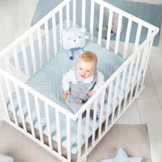 Parc bébé "roba Style", 75 x 100 cm, bois blanc, incl. insert de protection bleu clair et roulettes