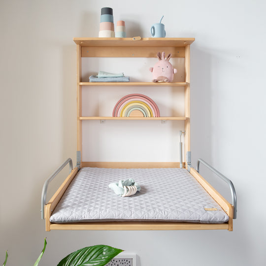 Estante de pared para cambiar pañales natural + Almohadilla para cambiar pañales 'roba Style gris' - Plegable y ahorrador de espacio