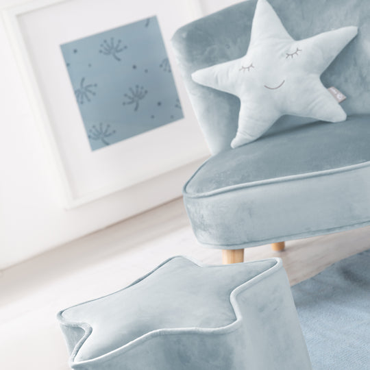 Paquete 'Lil Sofa' incluye sofá infantil, puff con forma de estrella y cojín decorativo estrella en azul claro/sky