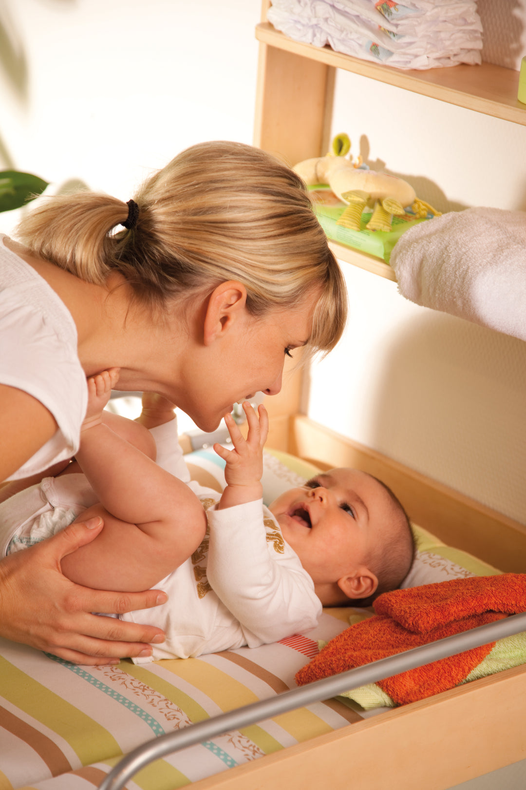 Wandwickelregal, klappbares Wickelregal, natur inkl. Wickelunterlage 'Dschungelbaby'