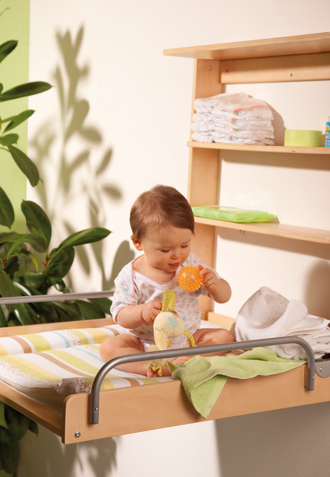 Wandwickelregal, klappbares Wickelregal, natur inkl. Wickelunterlage 'Dschungelbaby'