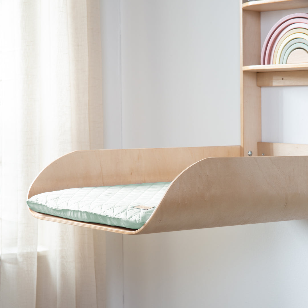 Fasciatoio a parete in legno sagomato + materassino fasciatoio 'roba Style frosty green'