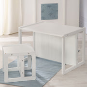 La panca rustica, bianca, può essere trasformata in 2 altezze di seduta o utilizzata come tavolino per bambini