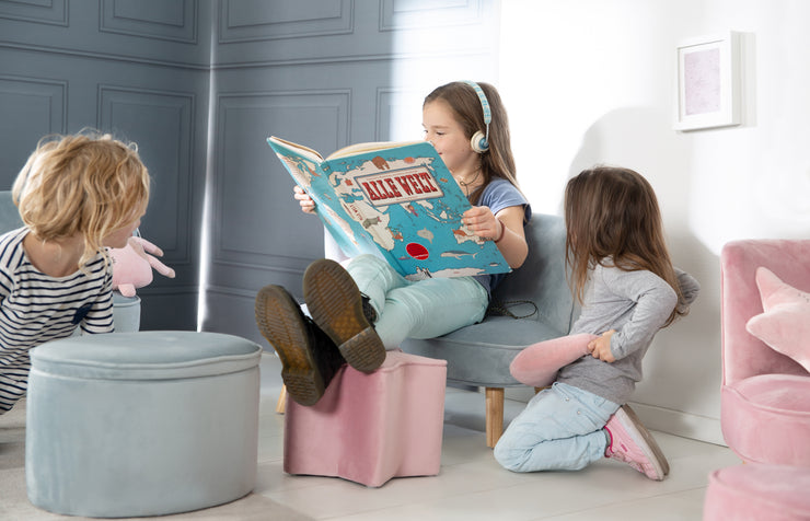 Sofá infantil 'Lil Sofa', cómodo sofá infantil con resistentes patas de madera y tela de terciopelo en azul cielo