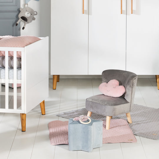 Poltroncina per bambini 'Lil Sofa', comoda poltrona con piedi in legno massello e rivestimento in velluto grigio