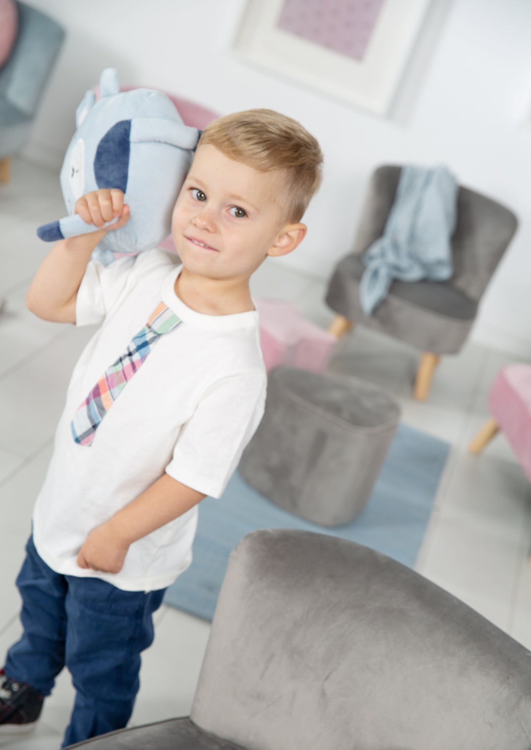 Poltroncina per bambini 'Lil Sofa', comoda poltrona con piedi in legno massello e rivestimento in velluto grigio