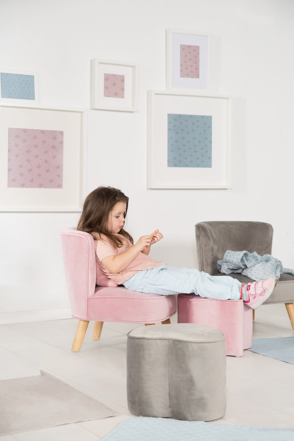 Poltroncina per bambini 'Lil Sofa', comoda poltrona con piedi in legno massello e rivestimento in velluto color malva