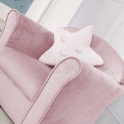 Kindersessel 'Lil Sofa' mit Armlehnen, bequemer Minisessel mit rosa Samtstoff bezogen