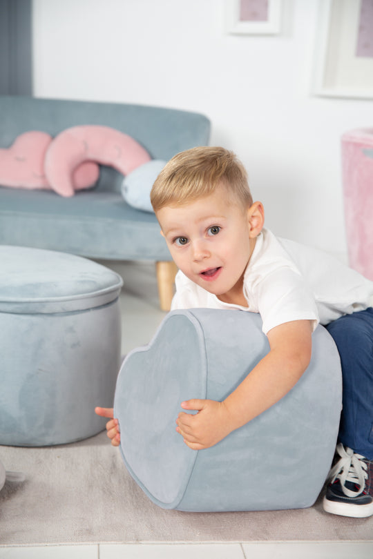 Pouf a forma di cuore per bambini 'Lil Sofa', comodo poggiapiedi rivestito in velluto color cielo/azzurro chiaro
