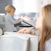 Tabouret enfant "Lil Sofa" avec fonction de rangement, confortable, rembourrage en velours gris