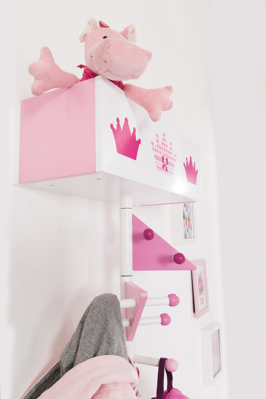 Kindergarderobe 'Krone' aus Holz - 9 Haken und 2 Fächern - Rosa lackiert / bedruckt