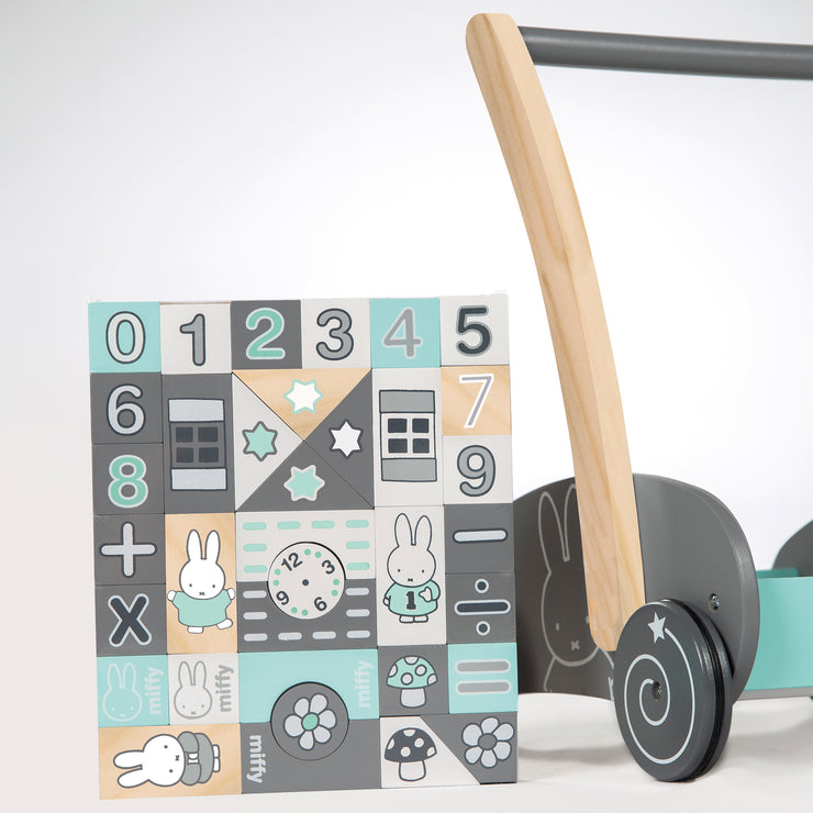 Voiture coulissante 'Miffy®' avec ensemble de blocs de construction en 35 parties, nature du bois et peinte, poignée hauteur: 45 cm