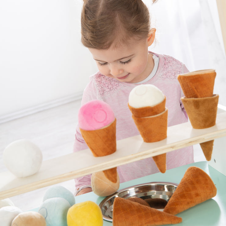 Puesto de helado de madera, con accesorios, 3 conos de helado de tela, 6 bolas de helado de felpa, a partir de 3 años