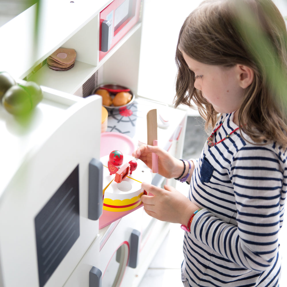 Cucina da gioco o per bambini, bianco / rosso, frigorifero, lavagna, piano cottura, microonde, lavello, rubinetto