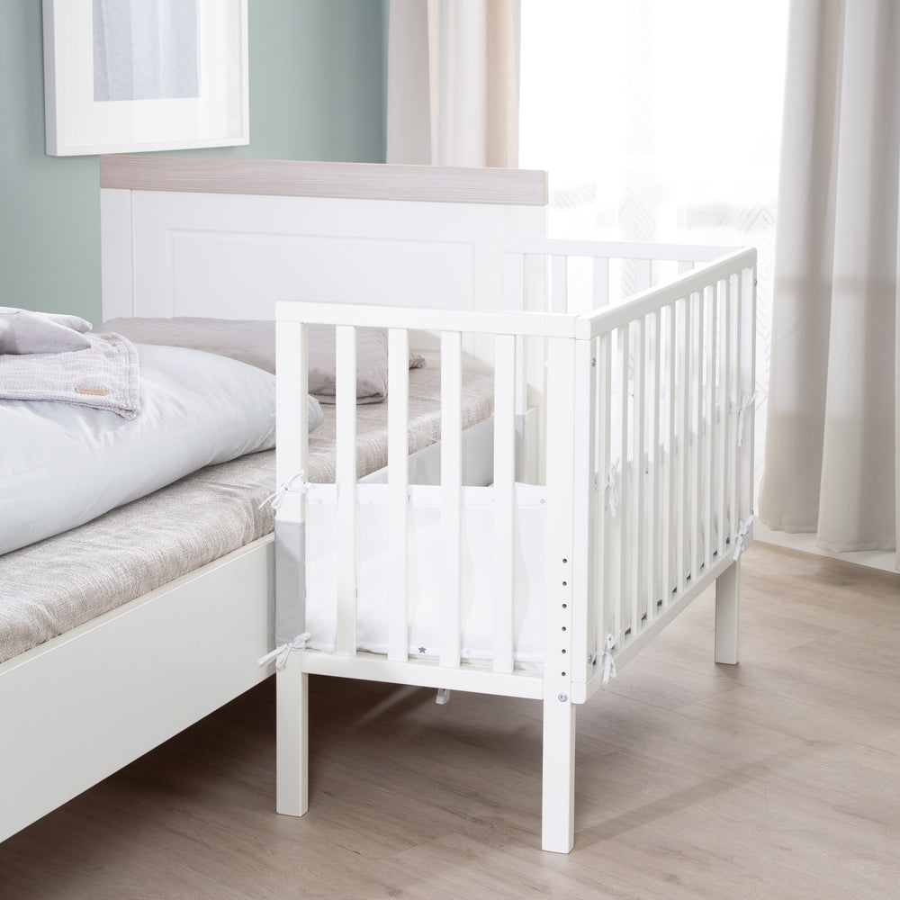 Lit cododo 2 en 1 safe asleep® 45 x 90 cm avec matelas + barrière en toile - bois blanc