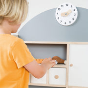 Negozio di legno per bambini, stand di vendita con bancone e bancone laterale