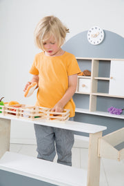 Negozio di legno per bambini, stand di vendita con bancone e bancone laterale