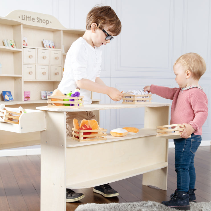 Petit Enfant Jouant Avec Un Tiroir Bébé Seul Dans La Cuisine Sécurité Bébé  Dans La Cuisine