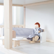 Puppenhaus inkl. Möbel & Puppen, Mädchen-Spielzeug aus Holz natur