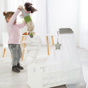 Cuna para muñecas 'Stella', pintada de blanco, que incluye muebles textiles, ropa de cama y dosel
